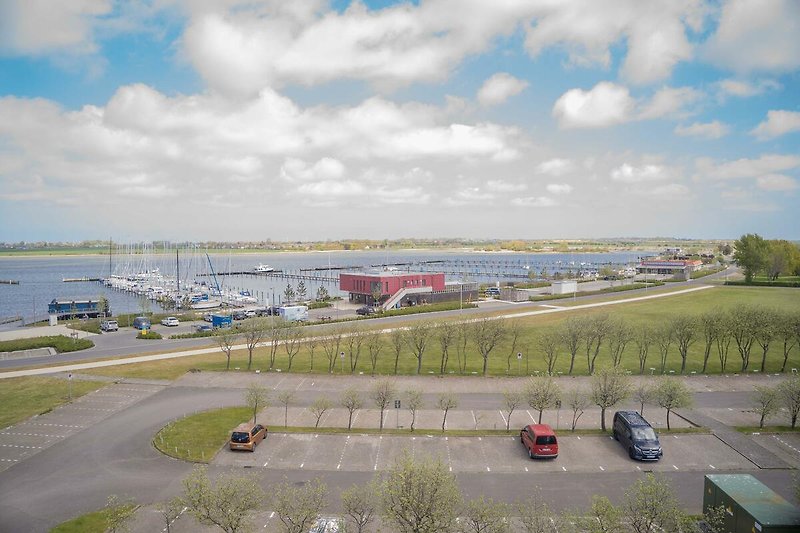 Blick aufs Meer des Yachthafens auf Fehmarn
