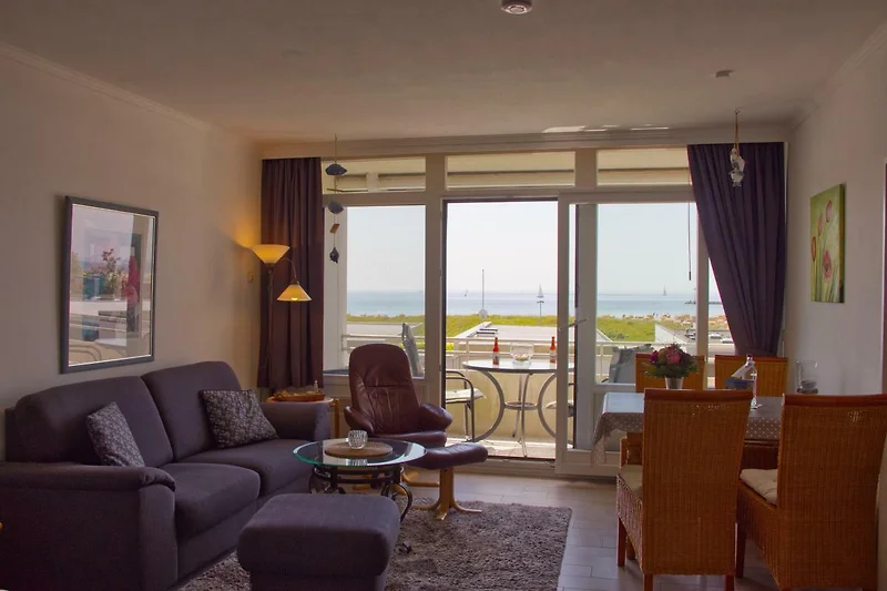 Wohnzimmer mit Doppelbett in der Ferienwohnung für 4 Personen am Südstrand