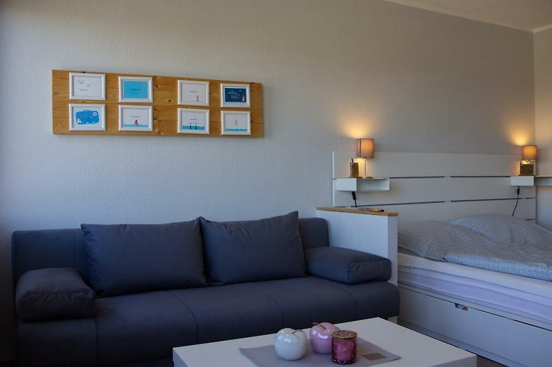 Wohn- Schlafzimmer in der Ferienwohnung für 3 Personen am Südstrand von Fehmarn