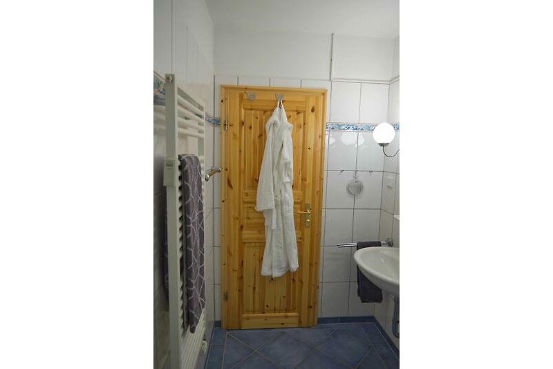 Handtuchheizung und Tür zum Badezimmer der Ferienwohnung Inselblume 15