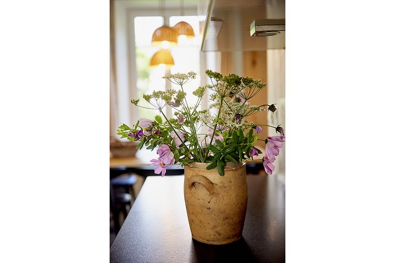 Magnifique bouquet de fleurs dans un vase en verre sur une table en bois.