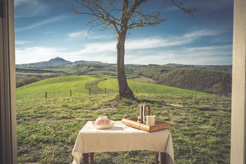 Weitblick über die Hügellandschaft der Toskana