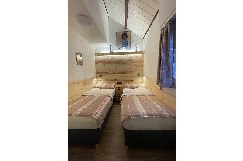 Schlafzimmer im Erdgeschoß mit Echtholz-Verkleidung (Neumöbliert in 2024).