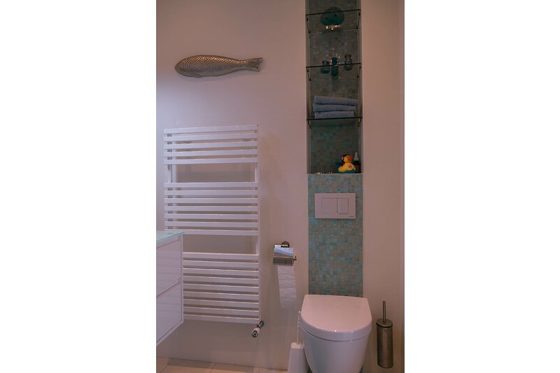 Prachtige badkamer met paarse toiletbril en houten vloer.