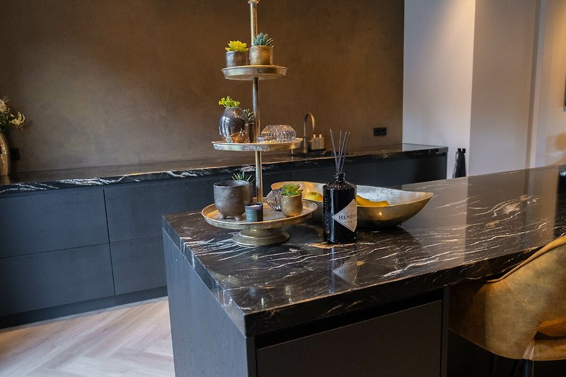 Moderne Küche mit Holzschränken, Arbeitsplatte und stilvollem Design.
