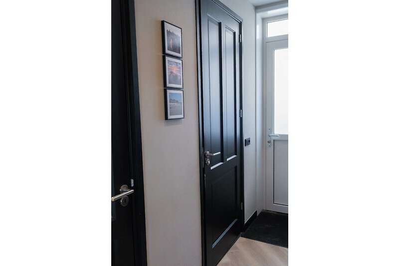 Schöne Tür mit Holz, Griff und Verriegelung. Stilvolles Design.