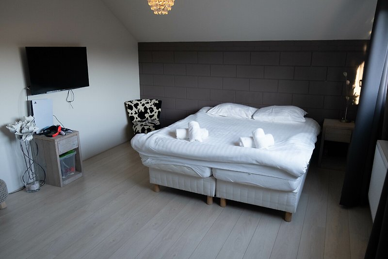Gemütliches Schlafzimmer mit Holzbett und stilvollem Interieur.