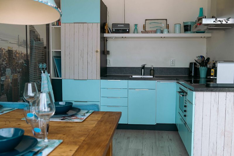 Stilvolle Küche mit Holzmöbeln und blauer Arbeitsplatte.
