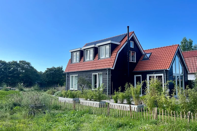 Una casa affascinante con un paesaggio verde e un ambiente pittoresco.