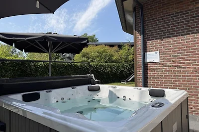 Familienhaus Rheeze mit Whirlpool | 10...