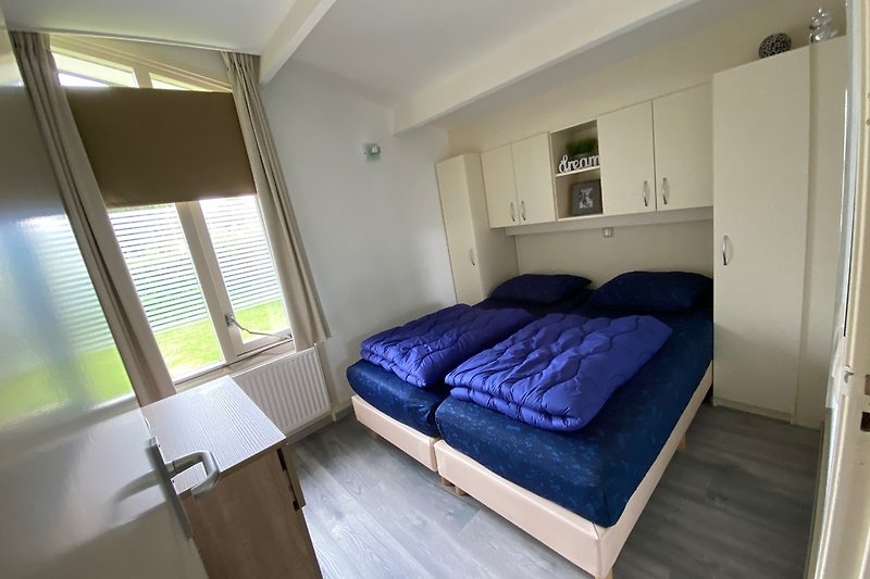 Schlafzimmer mit Doppelbett 1,60m x 2,00m