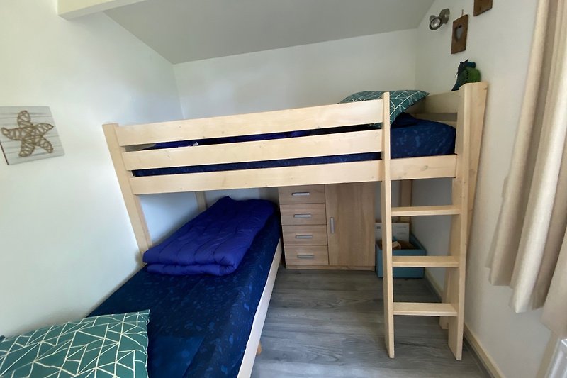 Schlafzimmer mit 1 Bett plus halbhohes Etagenbett