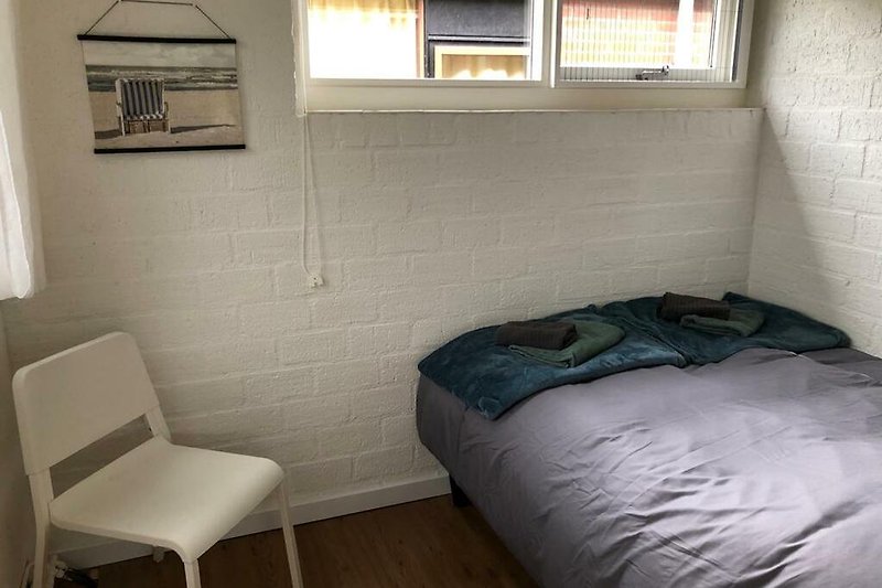 Knusse slaapkamer met 2 persoons bed (140 cm)