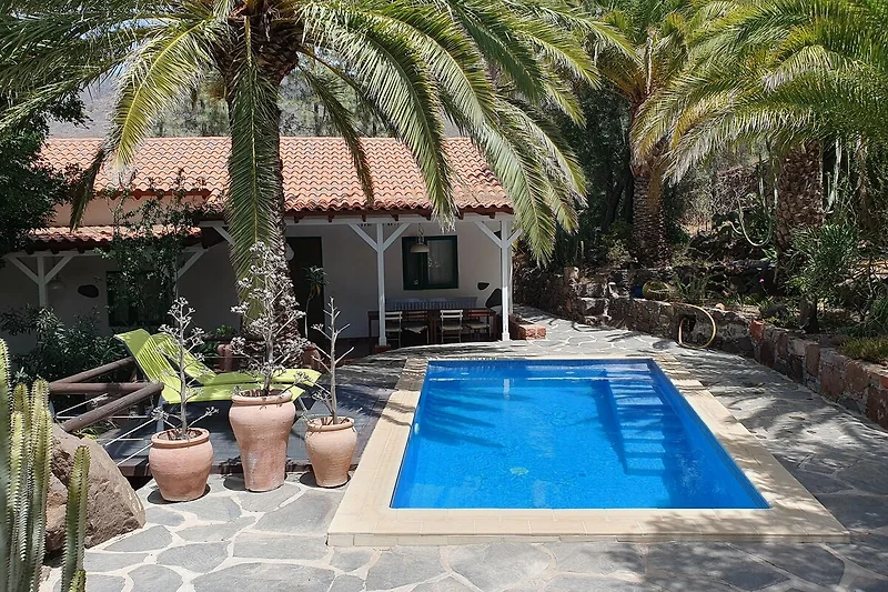 Casa Blanca Vorderseite mit Pool
