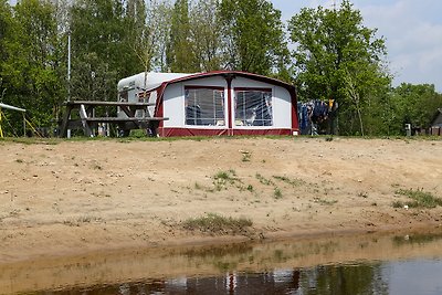 Kampeerplaats aan de speelvijver