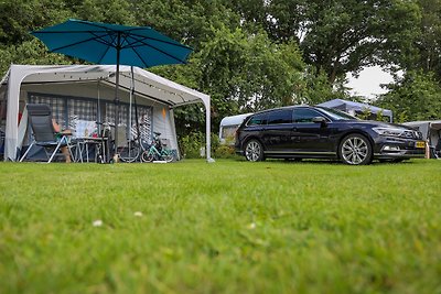 Camping-Stellplatz mit Parkplatz