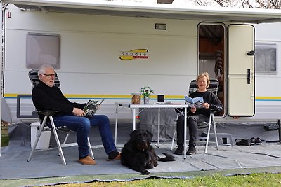 Camping-Stellplatz mit Parkplatz