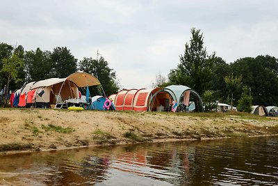 Kampeerplaats aan de speelvijver