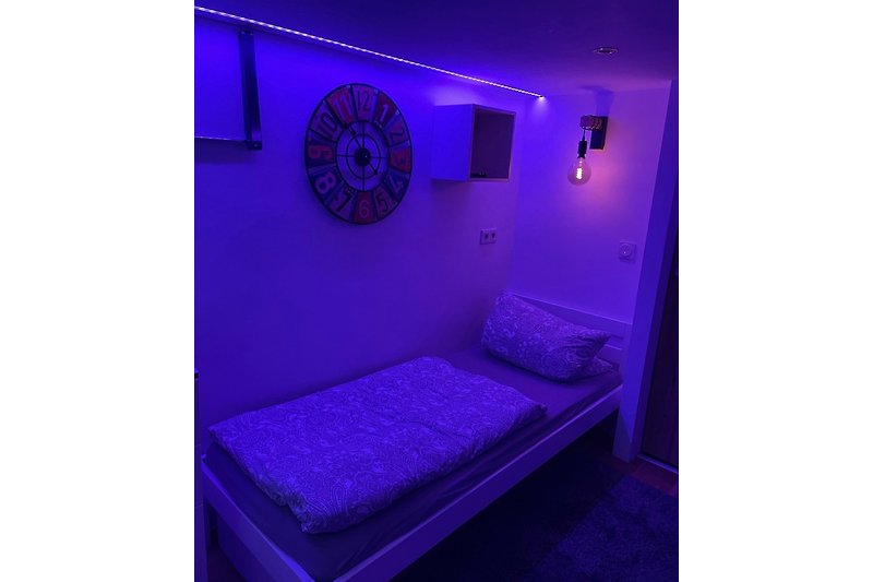 Bett mit Ambientelicht und Leselampe