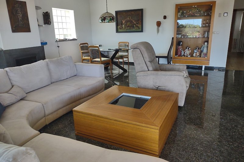 Gemütliches Wohnzimmer mit Essbereich und bequemer Couch.