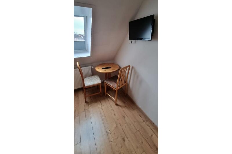 TV / Tisch und Stühle im Kinderzimmer