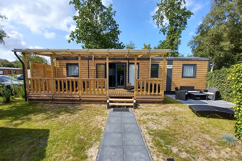 Chalet mit großer, überdachter Terrasse.