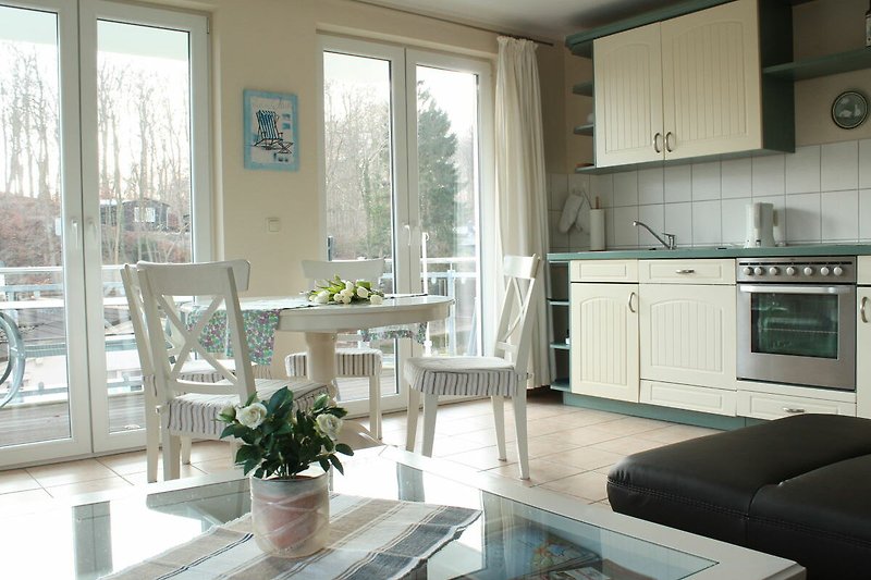 Moderne Küche mit stilvollen Möbeln und Pflanzen.