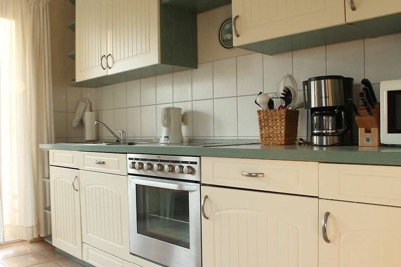 Moderne Küche mit hochwertigen Geräten und stilvollem Design.
