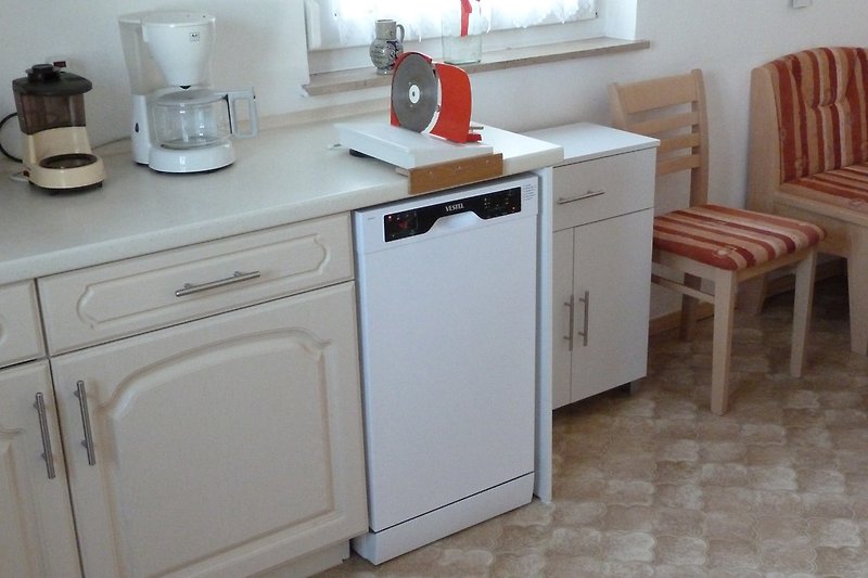 Küchenzeile mit Spülmaschine