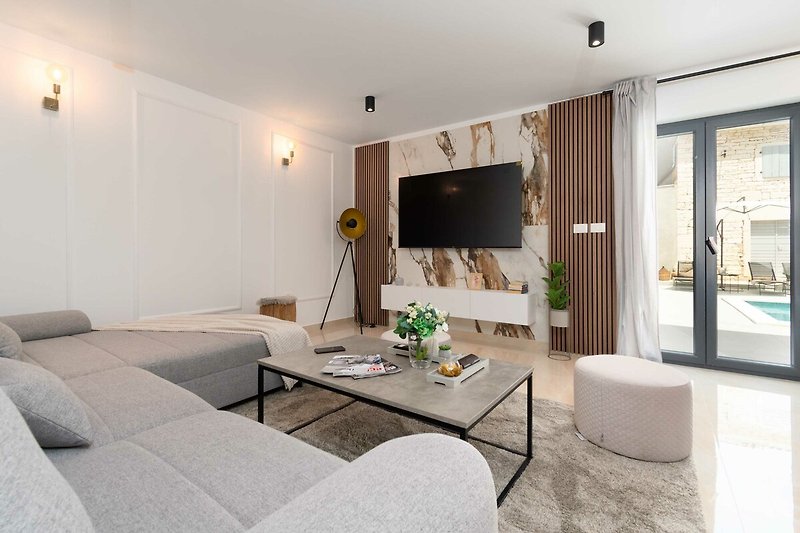 Wohnzimmer mit 70" SMART 4K TV inklusive Netflix und Disney+