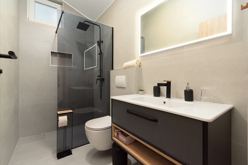 An das "Schlafzimmer 2" angeschlossenes Badezimmer mit begehbarer Dusche
