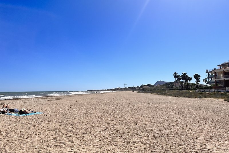 Strand nur 5 min Fußweg entfernt.