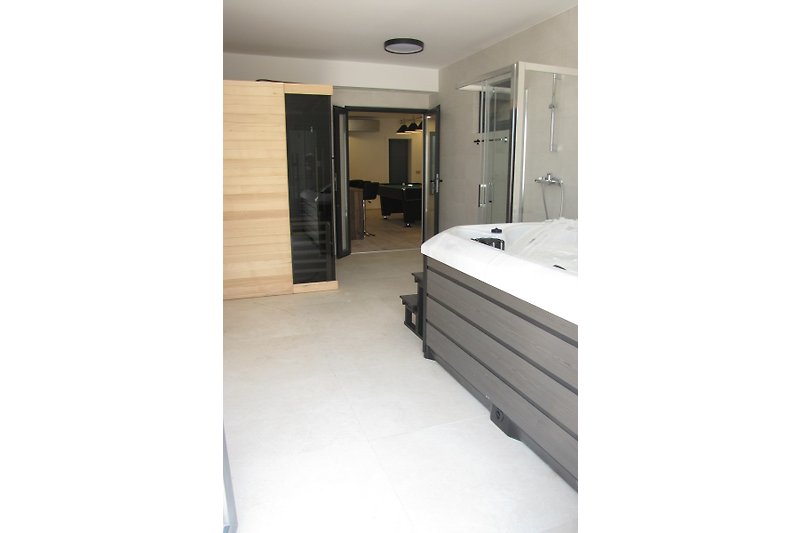 Wellnessraum mit Sauna, Whirlpool und Dusche