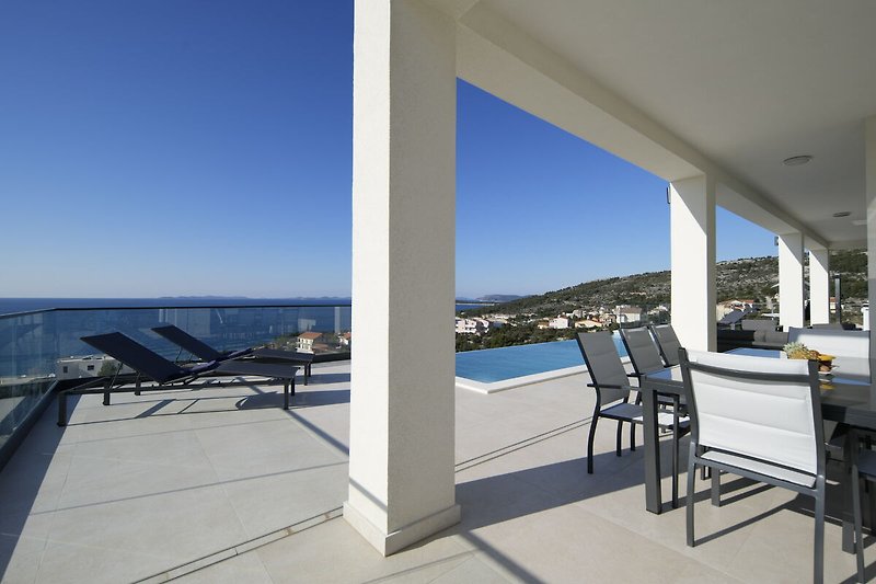 Meerblick und Infinity Pool