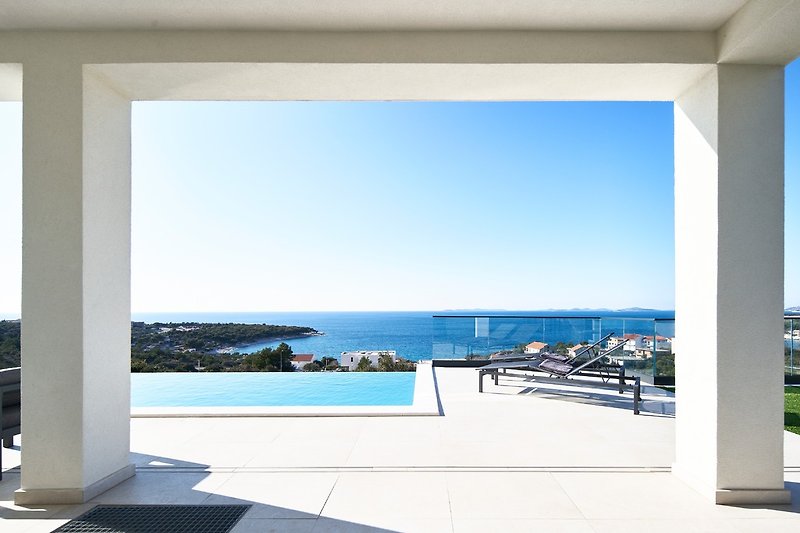 Meerblick und Infinity Pool