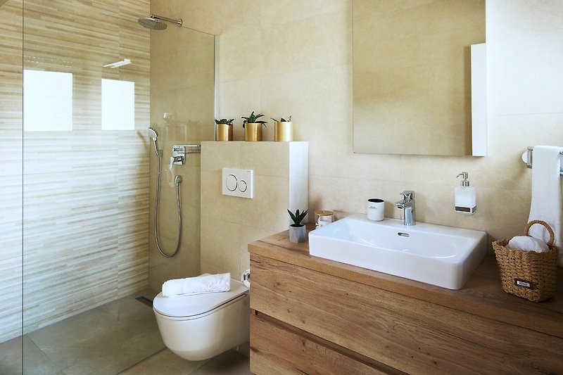 Bad mit begehbarer Dusche