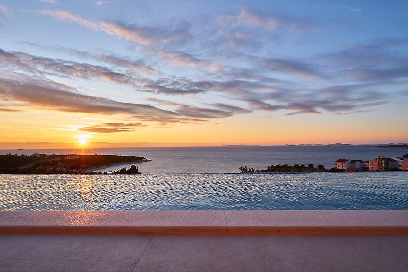 Sonnenuntergang, Meerblick und Infinity Pool