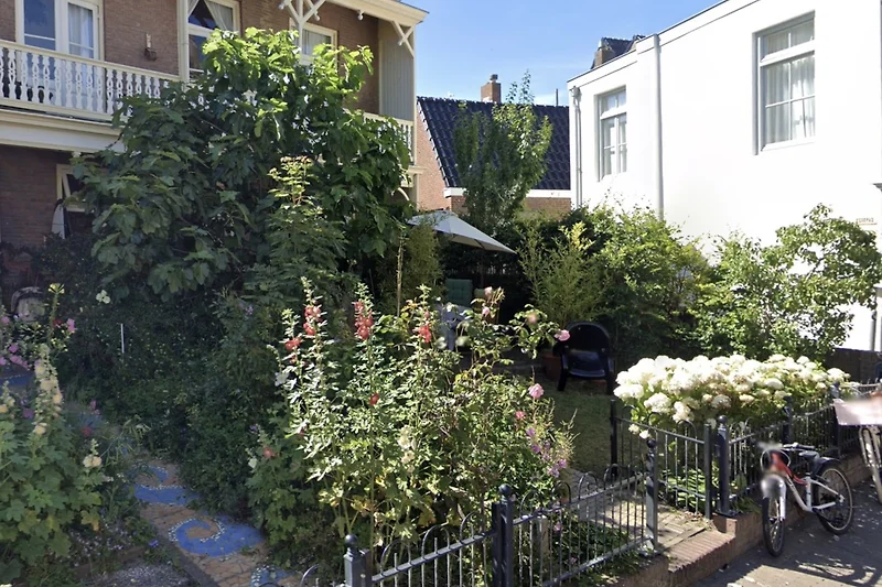 Monumentale woning met groene voortuin