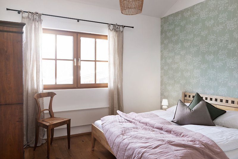 Schlafzimmer mit kuscheligen Doppelbetten