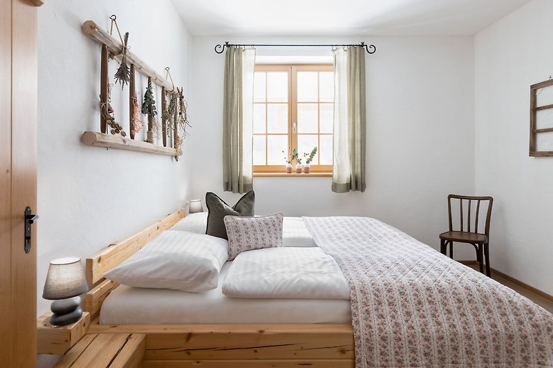 Stilvolles Schlafzimmer mit gemütlichem Bett und dekorativer Beleuchtung.