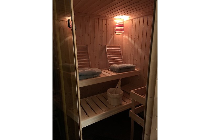 Finnische Sauna mit verschiedenen Aufgußkonzentraten