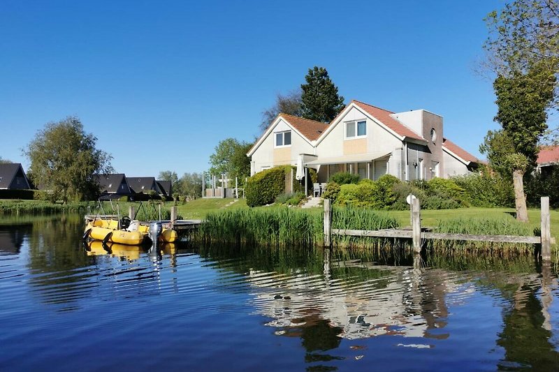 direkt an der Gracht gelegen mit eigenem Bootssteg