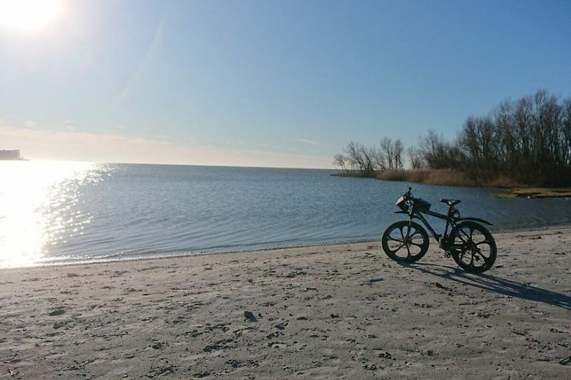 kleiner Strand an der Hafenausfahrt Makkum