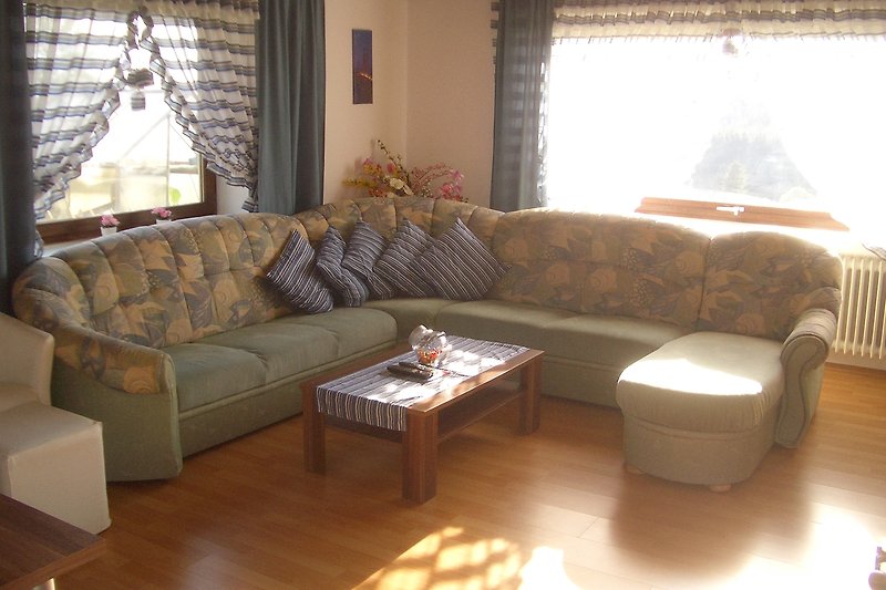 große Sofa-Landschaft m. Kuschelkissen, im Wohnzimmer unserer großen Fewo1-Heigl aufm Amesberg ca. 700m-830m ü. NN