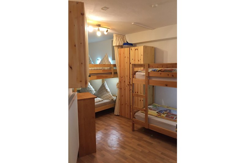 Schlafzimmer3 mit Massivholz Doppelbett-Etagen- u 1 extra Etagenbett u. Waschplatz- u. Garderobe im Zimmer grFewo1-Heigl