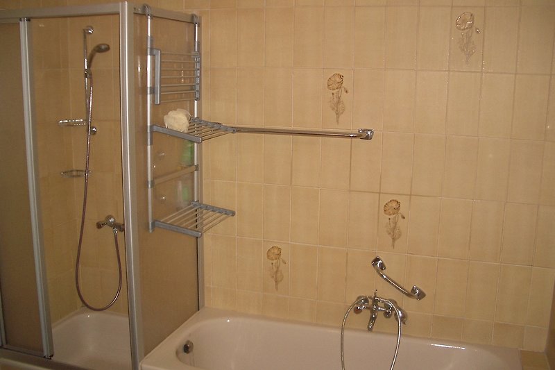 großes Bad mit Dusche-Kabine, Wanne, WC, Waschmaschine, Handtuchtrockner uvm. in unserer großen Fewo1-Heigl-Amesberg
