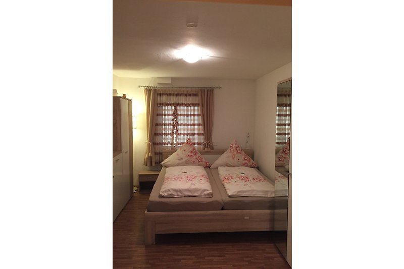 Schlafzimmer2 in unserer großen Fewo1-Heigl m. Doppelbett, Kommode, Schränken, Spiegeln u. Waschplatz im Zimmer