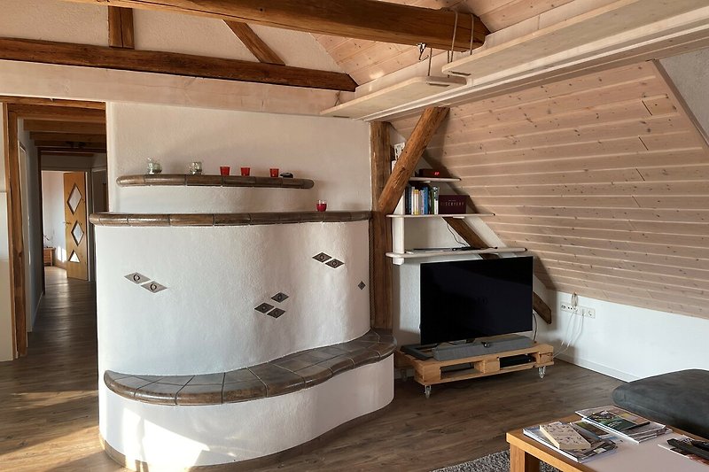 Blick in das behagliche Wohnzimmer mit beheiztem Ofen