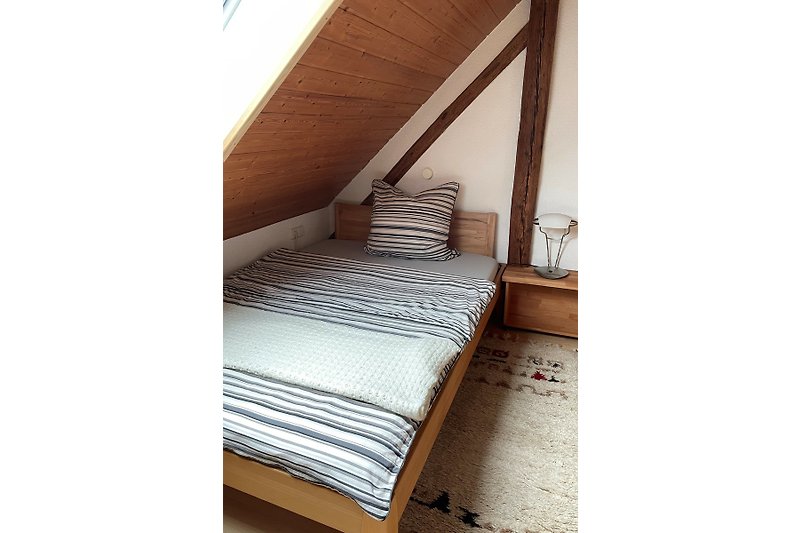 Schlafzimmer Nr. 3 mit Französischem Doppelbett in 140 cm Breite und zwei Einbau-Kleiderschränken
