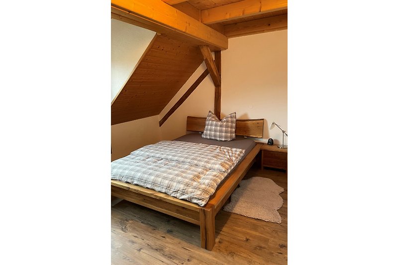 Schlafzimmer Nr. 1, Französisches Doppelbett aus Eichenholz massiv mit 140 cm Breite